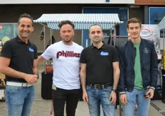 De mannen van Mediterrane Versmarkt Zuid uit Enschede: Rimon Jallo, Hanibal Daoud en Julian Jallo met René Vuurboom van Willem Dijk